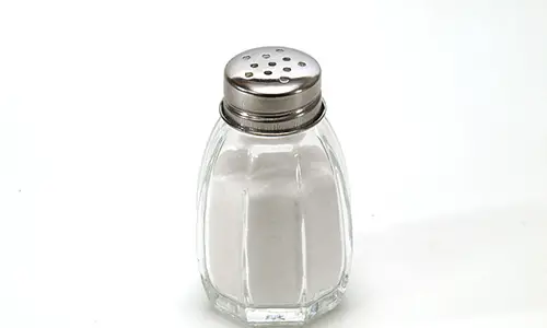 800px-Salt_shaker_on_white_background