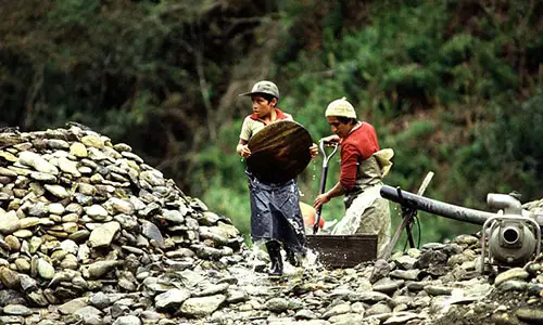 800px-Child_Labor_in_Morona_Santiago,_Ecuador_1990