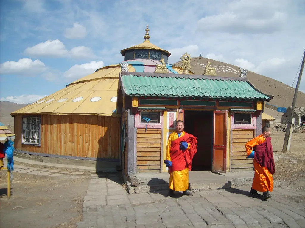 buddhist-monks-mongolia-1024x768