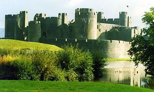 1024px-Caerphilly_Castle,_Wales
