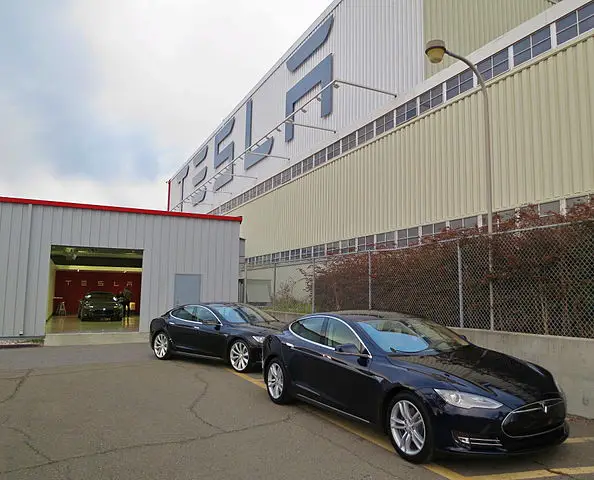 594px-New_Teslas_at_the_factory