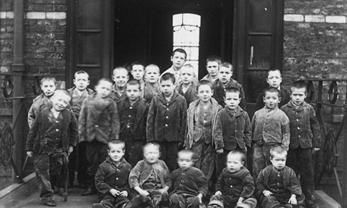 800px-Children_at_crumpsall_workhouse_circa_1895