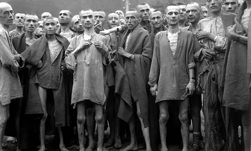 800px-Ebensee_concentration_camp_prisoners_1945