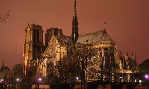 800px-Notre-Dame-night