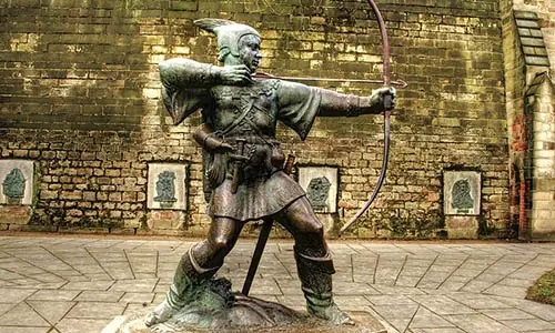 800px-Robin_Hood_statue,_Nottingham_Castle,_England-13March2010