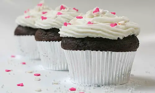 800px-Cupcake_with_sugar_hearts_and_nonpareils