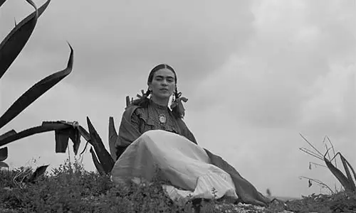 Toni_Frissell_-_Frida_Kahlo,_seated_next_to_an_agave