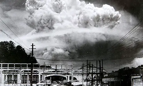 800px-Atomic_cloud_over_Nagasaki_from_Koyagi-jima