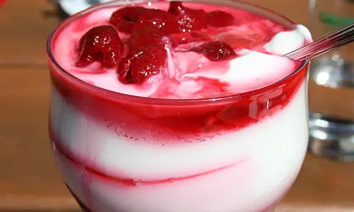 800px-Dessert_-_Yogurt_e_Lamponi