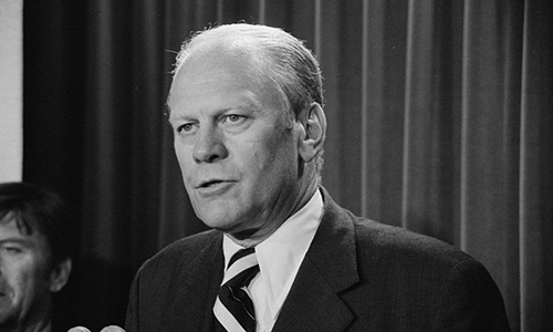 800px-Gerald_Ford_speaking_into_microphones,_9_Aug_1974