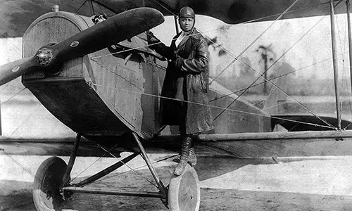 800px-Bessie_Coleman_and_her_plane_(1922)