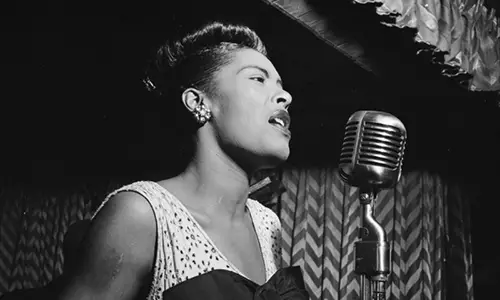 800px-Billie_Holiday,_Downbeat,_New_York,_N.Y.,_ca._Feb._1947_(William_P._Gottlieb_04251)