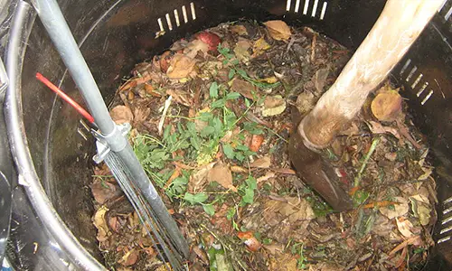 800px-Composting_in_the_Escuela_Barreales
