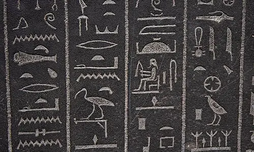 800px-Egyptian_hieroglyphs_at_the_british_museum_in_London