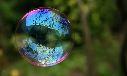 800px-Reflection_in_a_soap_bubble_edit